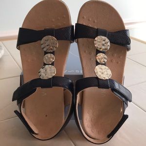 NWOT  Vionic Sandals